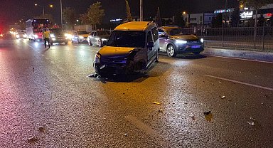 Bursa'da hafif ticari araçla otomobil çarpıştı: 1 yaralı