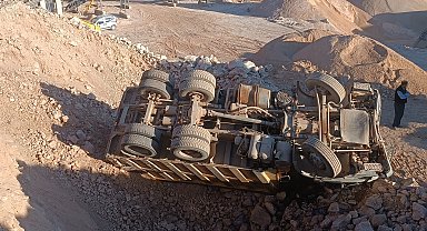 Bursa'da hafriyat yüklü kamyon devrildi, 1 yaralı