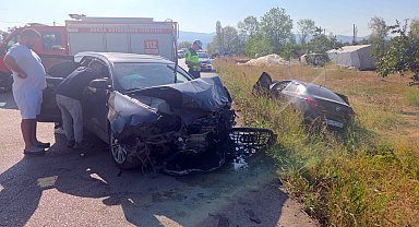 Bursa'da iki otomobil kafa kafaya çarpıştı: 4 yaralı