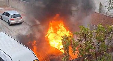 Bursa'da park halindeki 3 araç çıkan yangında zarar gördü