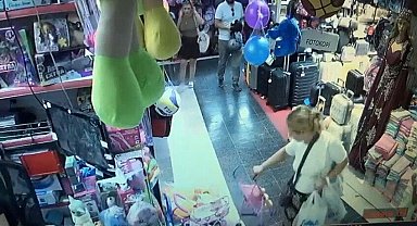 Çaldığı 700 TL'lik oyuncağı çocuğuna veren kadın, 10 TL'lik de alışveriş yaptı; o anlar kamerada
