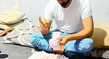 Çaldıkları altınları bozdurup, paraları odaya dökerek birbirini kutlamışlar