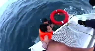 Can yeleğiyle denizde sürüklenen 6 yaşındaki çocuğun 1200 metre açıkta kurtarılması kamerada