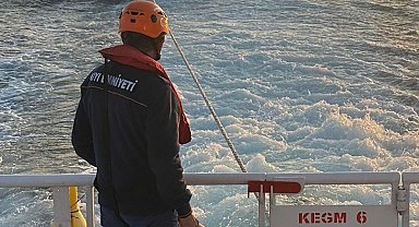 Çanakkale Boğazı'nda sürüklenen tekne kurtarıldı