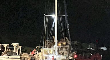 Çanakkale Boğazı'nda sürüklenen tekne kurtarıldı