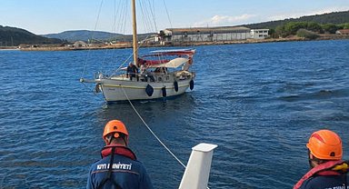 Çanakkale Boğazı'nda sürüklenen tekne kurtarıldı