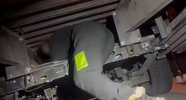 Çekicinin gizli bölmesinde 2 kaçak göçmen yakalandı