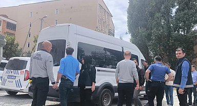 Çocukları koruma altına alınan aileden polislere taşlı saldırı