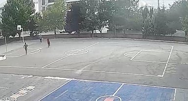 Çocukların üzerine giden aracı okul müdürü son anda durdurdu