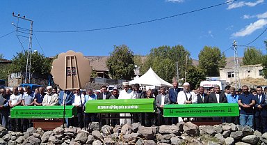 Çöken evlerinde ölen anne ve 2 çocuğu toprağa verildi