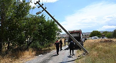 Çöp kamyonu elektrik direğine çarptı: 2 yaralı