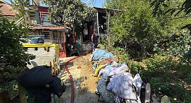 Çöp yakıldığını sandı, evinin yandığını görünce panikle itfaiyeyi aradı