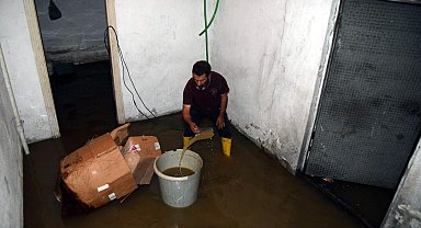 Çöp yığınları kanalları kapatınca mahalleyi su bastı