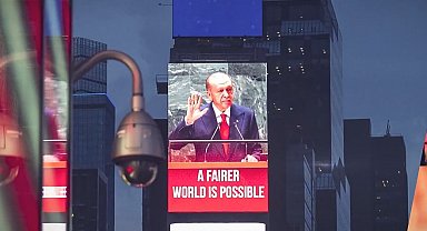 Cumhurbaşkanı Erdoğan'ın 'Daha Adil Bir Dünya Mümkün' sözü Times Meydanı'ndaki led ekranlarda