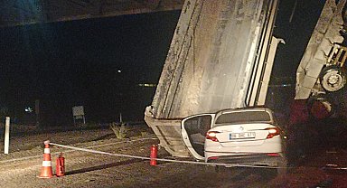 Damperi açılan kamyona otomobil çarptı; 1 ölü, 3 yaralı