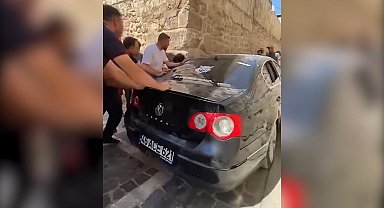 Dar sokakta sıkışan otomobil güçlükle çıkarıldı