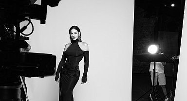 Demet Özdemir'den siyah beyaz pozlar