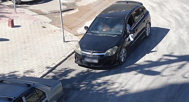 Denetimden kaçmak için eşiyle yer değiştiren ehliyetsiz sürücü dronla görüntülendi