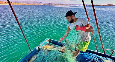 Denizi olmayan Tunceli'de balık avlayarak ayda 200 bin lira kazanıyor