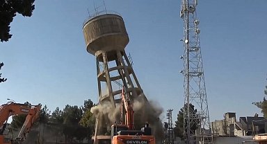 Depremde hasar gören 51 yıllık su kulesinin yıkımı yapıldı
