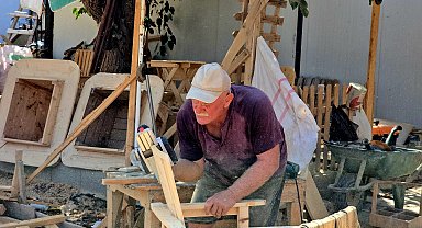Depremde yıkılan atölyesini yeniden ayağa kaldırıp, el sanatını yaşatıyor