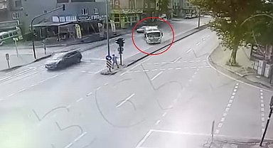 Devrilen çöp kamyonunun altında kalmaktan son anda kurtuldu; o anlar kamerada