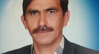 Devrilen traktörünün altında kalıp öldü