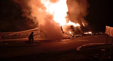 Devrilip alev alan TIR'ın şoförü hayatını kaybetti