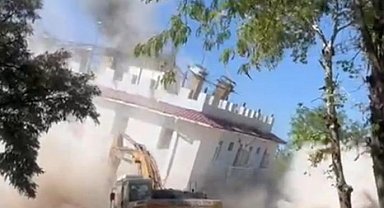 Diyarbakır'da depremde hasar gören eski emniyet binasının yıkımı yapıldı