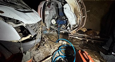 Diyarbakır'da kamyonetler çarpıştı: 2 ölü, 1 yaralı