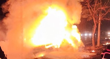 Diyarbakır'da otomobil kaldırıma çarpıp yandı: 1'i ağır, 3 yaralı