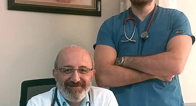 Doktor baba-oğul aynı hastanede hizmet veriyor