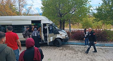 Dolmuş, kampüste ağaca çarptı; 13 öğrenci yaralı