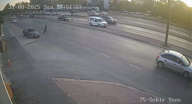 Drift atıp, polisten kaçan sürücü, otomobilinin lastiklerine ateş edilerek yakalandı