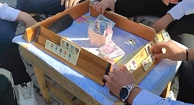 Düğün konvoyu önüne okey masası kurup bahşiş aldılar