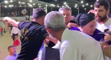 Düğünde, karşısında şarkı söylemeyi reddeden şarkıcıya saldırdı