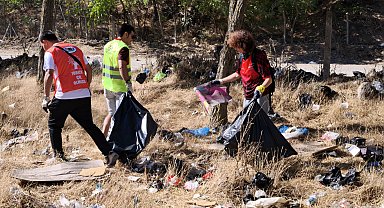 Dünya Temizlik Günü'nde 3 saatte 100 torba atık topladılar