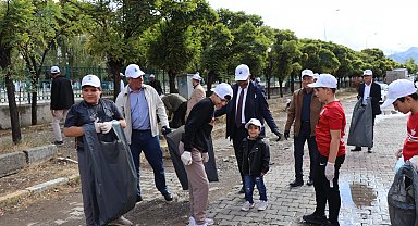 Dünya Temizlik Günü'nde sokaklardaki izmaritleri ve çöpleri topladılar