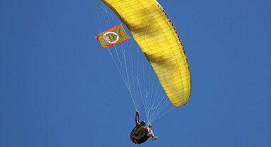 Dünya üçüncüsü sporcu paraşütle tesislere inip, kupayı başkana verdi