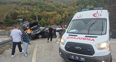 Düzce'de cip ile hafif ticari araç çarpıştı: 3 yaralı