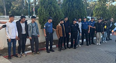 Edirne'de kamyonette 15 kaçak göçmen yakalandı; 1 gözaltı