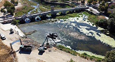 Edirne'de kuraklık nedeniyle otla kaplanan Tunca Nehri temizleniyor