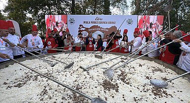 Edirne'de Türkiye'nin en büyük tenceresinde 6 ton pilav pişirildi