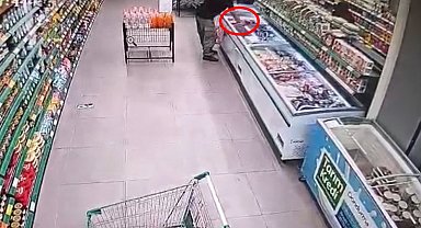 El ele geldikleri marketten kavurma çaldılar; o anlar kamerada