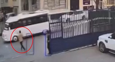 El freni çekilmeyen minibüsü koşarak durdurup park etti; o anlar kamerada