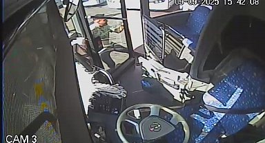 El freni çekilmeyen otobüs, başka otobüse çarptı; kaza kamerada