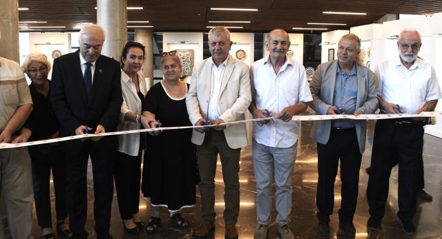 Emekli Olduktan Sonra Ürettiği Çinilerden Sergi Açtı