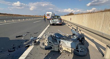 Emniyet şeridindeki otomobile çarpan motosikletin sürücüsü yaralandı