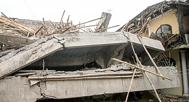 Endonezya'da okul binası çöktü: 3 ölü, 99 yaralı