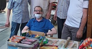 Engelli seyyar satıcının tezgahında unuttuğu parası çalındı